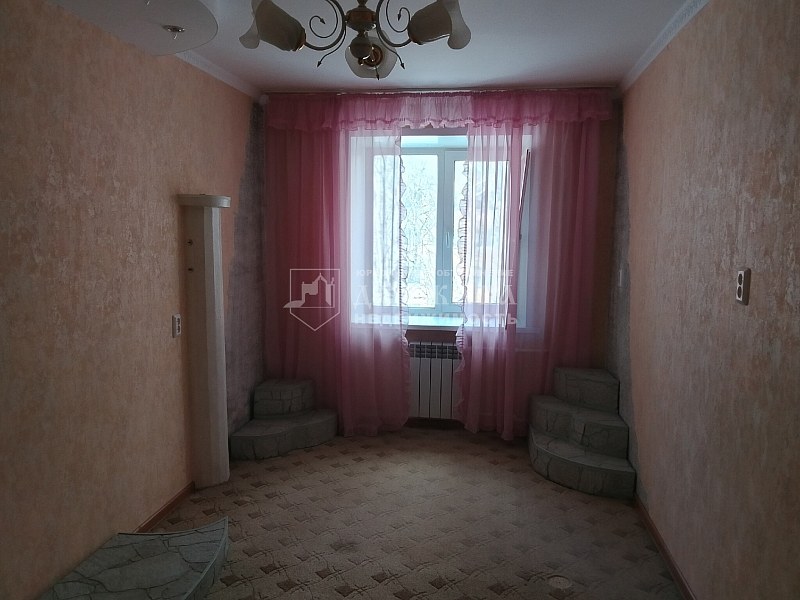 2-комнатная квартира, улица Максименко 24